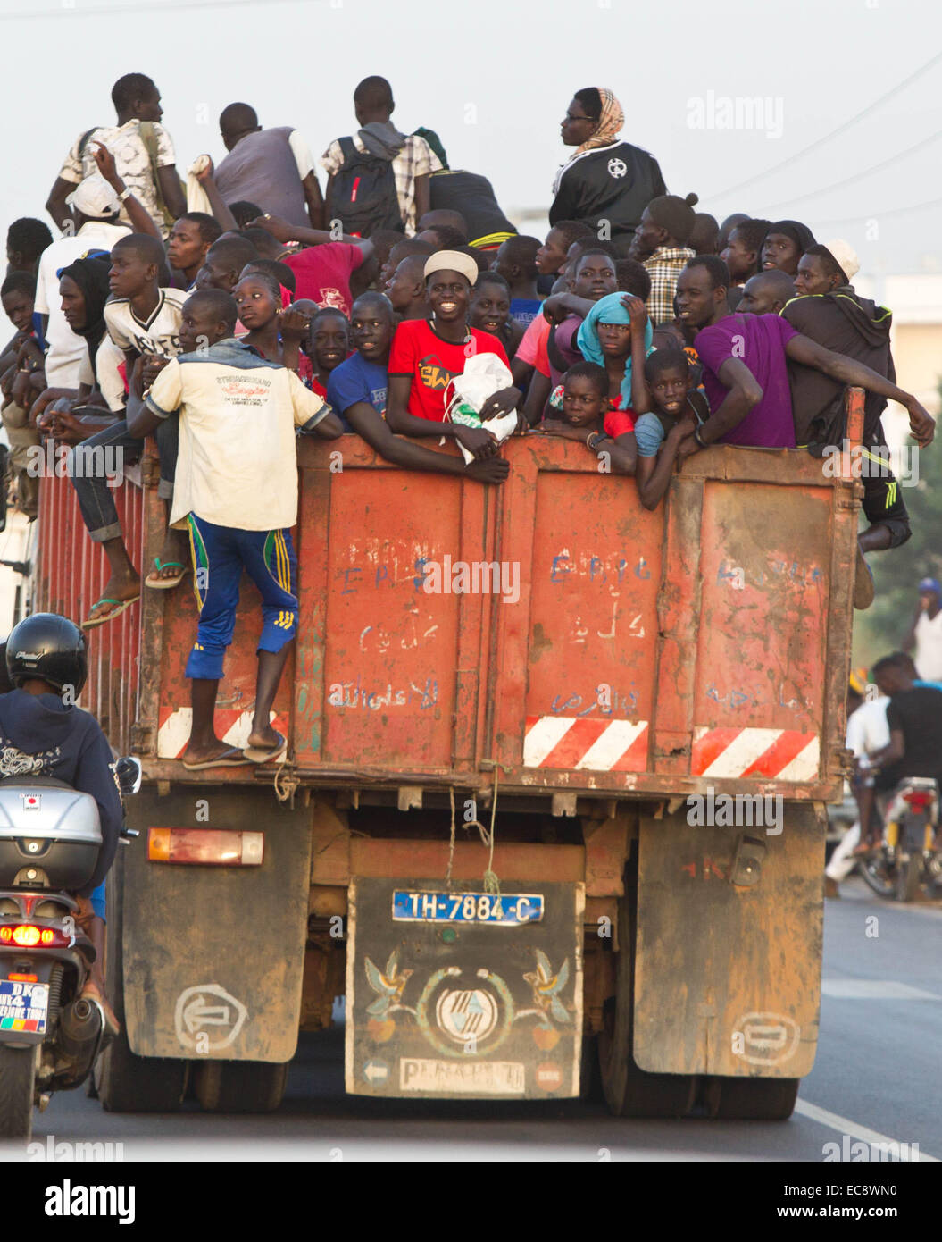 (141210) -- TOUBA (Sénégal), 10 décembre 2014 (Xinhua) -- Les pèlerins arrivent à Touba, ville sainte du Sénégal, 10 décembre 2014. Le festival célébrera sénégalais de Grand Magal jeudi, un pèlerinage annuel qui est estimée pour attirer plus de 2 millions de fidèles Mouride dans l'Afrique de l'Ouest et dans le monde. (Xinhua/Li Jing) Banque D'Images