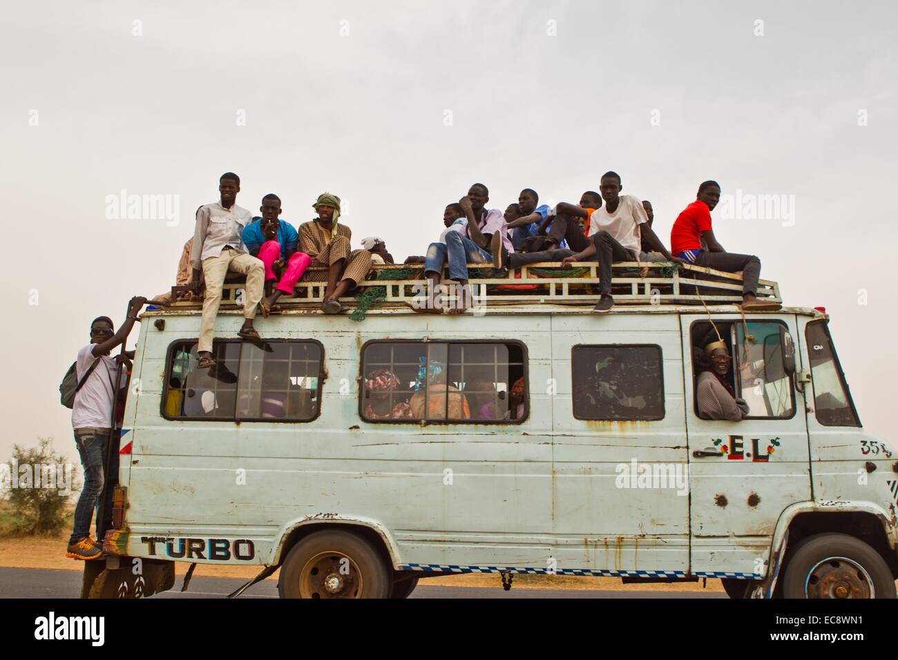 (141210) -- TOUBA (Sénégal), 10 décembre 2014 (Xinhua) -- Les pèlerins arrivent à Touba, ville sainte du Sénégal, 10 décembre 2014. Le festival célébrera sénégalais de Grand Magal jeudi, un pèlerinage annuel qui est estimée pour attirer plus de 2 millions de fidèles Mouride dans l'Afrique de l'Ouest et dans le monde. (Xinhua/Li Jing) Banque D'Images