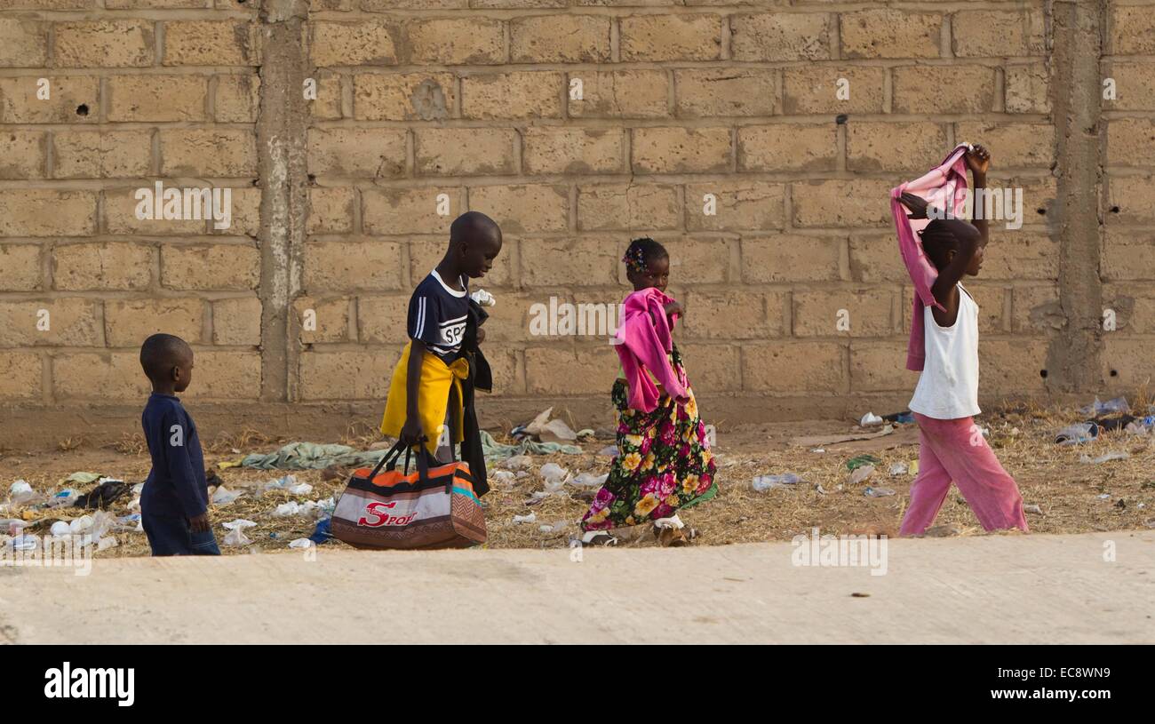 (141210) -- TOUBA (Sénégal), 10 décembre 2014 (Xinhua) -- l'arrivée des enfants dans la région de Touba, ville sainte du Sénégal, 10 décembre 2014. Le festival célébrera sénégalais de Grand Magal jeudi, un pèlerinage annuel qui est estimée pour attirer plus de 2 millions de fidèles Mouride dans l'Afrique de l'Ouest et dans le monde. (Xinhua/Li Jing) Banque D'Images