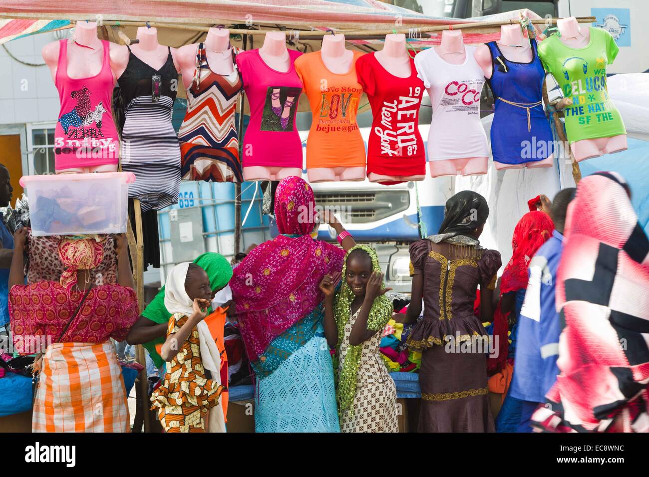 (141210) -- TOUBA (Sénégal), 10 décembre 2014 (Xinhua) -- les femmes ramasser des vêtements sur la rue à Touba, ville sainte du Sénégal, 10 décembre 2014. Le festival célébrera sénégalais de Grand Magal jeudi, un pèlerinage annuel qui est estimée pour attirer plus de 2 millions de fidèles Mouride dans l'Afrique de l'Ouest et dans le monde. (Xinhua/Li Jing) Banque D'Images