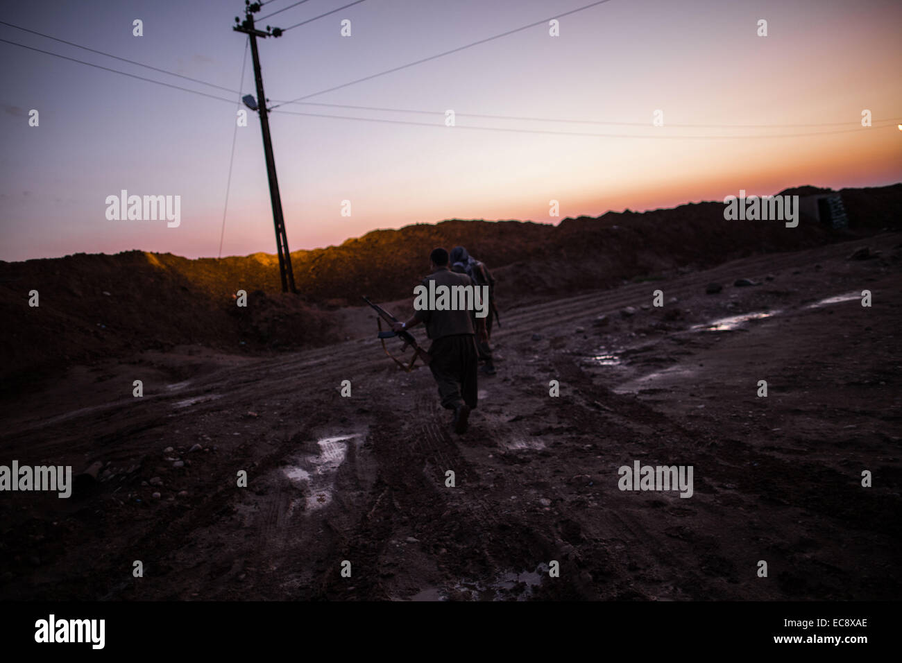 Erbil. Dec 10, 2014. Des combattants kurdes sont en alerte dans la ligne de front avec de soi-disant Etat islamique dans le sud-ouest de banlieue de Kirkouk dans le nord de l'Iraq, le 10 décembre 2014. © Chen Xu/Xinhua/Alamy Live News Banque D'Images