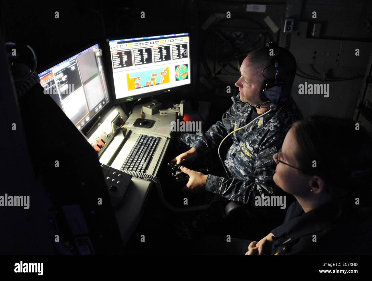 Les marins de la Marine américaine d'exploiter les lois nouvellement déployés, système d'arme laser à bord de l'Austin-classe de transport amphibie USS Ponce dock 16 novembre 2014 dans le golfe Arabo-Persique. Le système d'arme laser de 30 kilowatts a été installé à bord de l'USS Ponce cet été dans le cadre d'un programme de 40 millions de dollars et a été déclaré opérationnel par la Marine le 10 décembre 2014. Banque D'Images