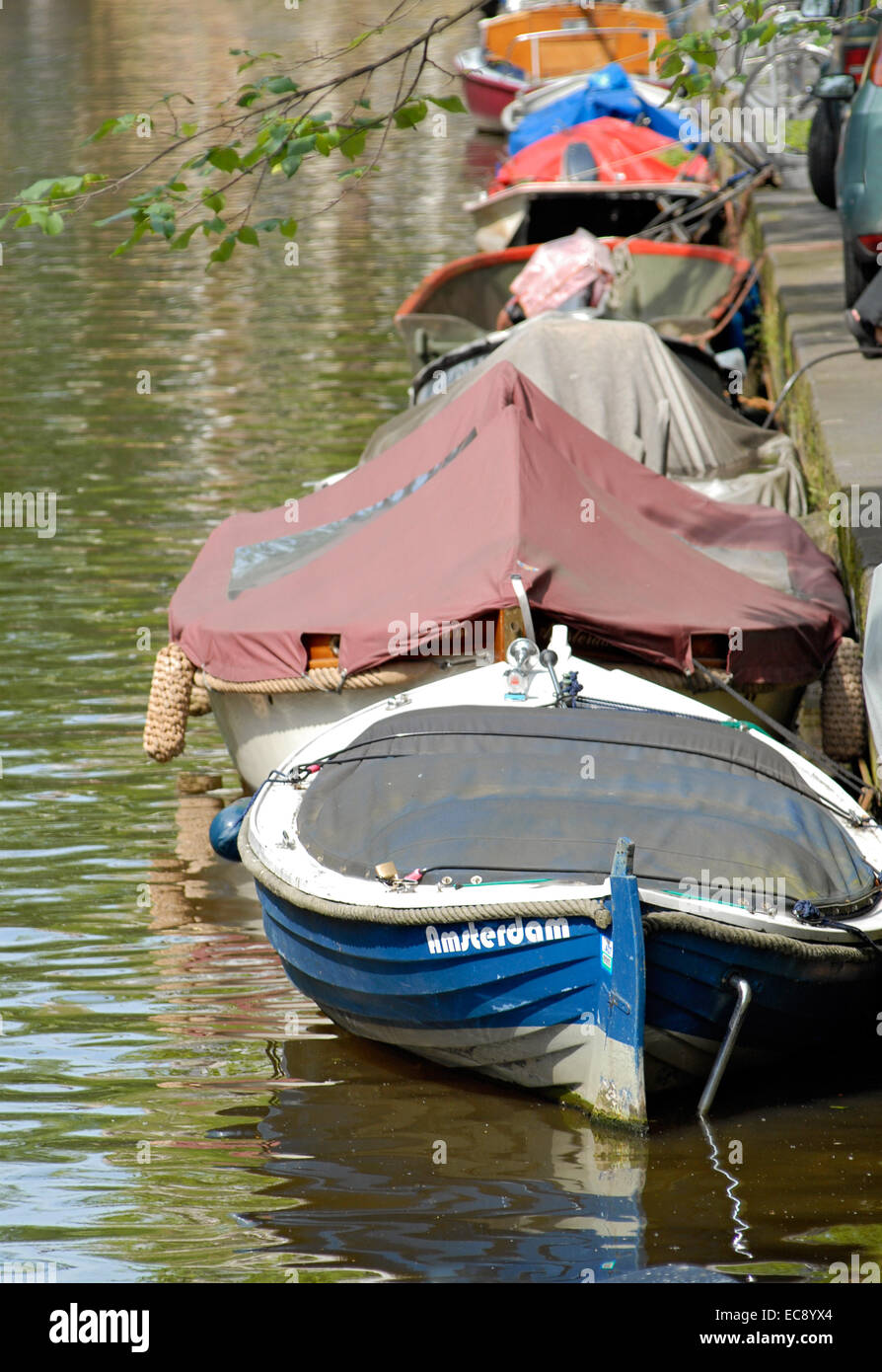 Les petits bateaux dans un canal d'eau dans le centre-ville d'Amsterdam, Pays-Bas. Banque D'Images
