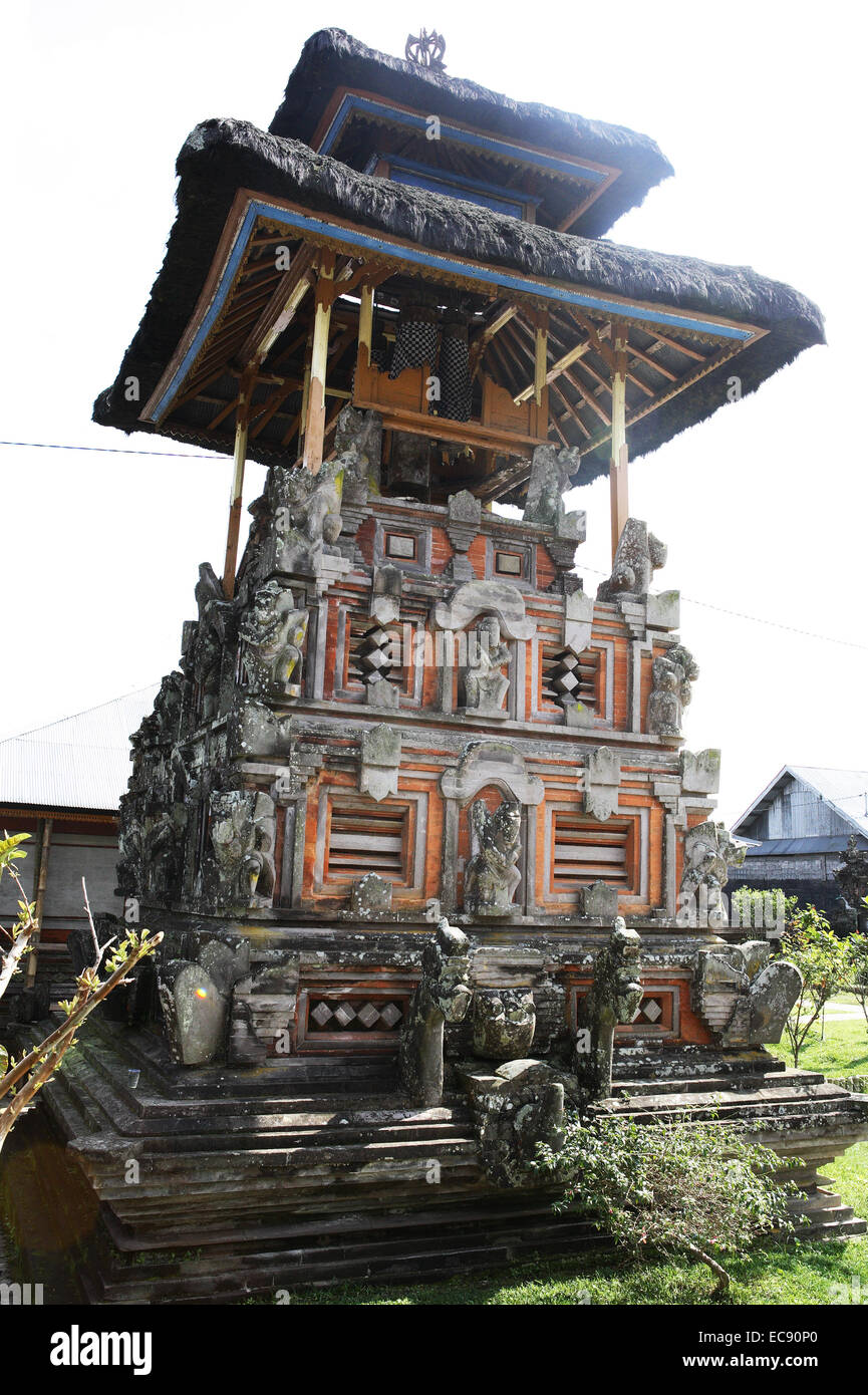 Batur temple à Bali Indonésie prière offrant Banque D'Images