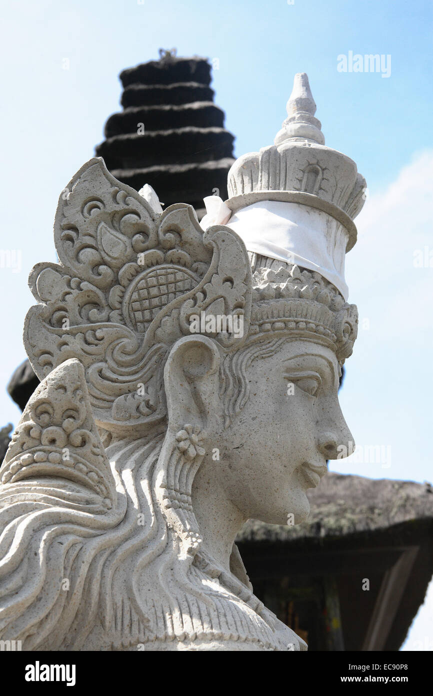 Batur temple à Bali Indonésie prière offrant Banque D'Images