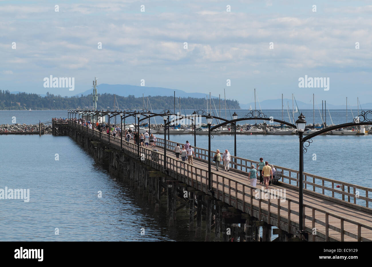 Une chaude journée ensoleillée dans la ville touristique de White Rock, en Colombie-Britannique. Banque D'Images