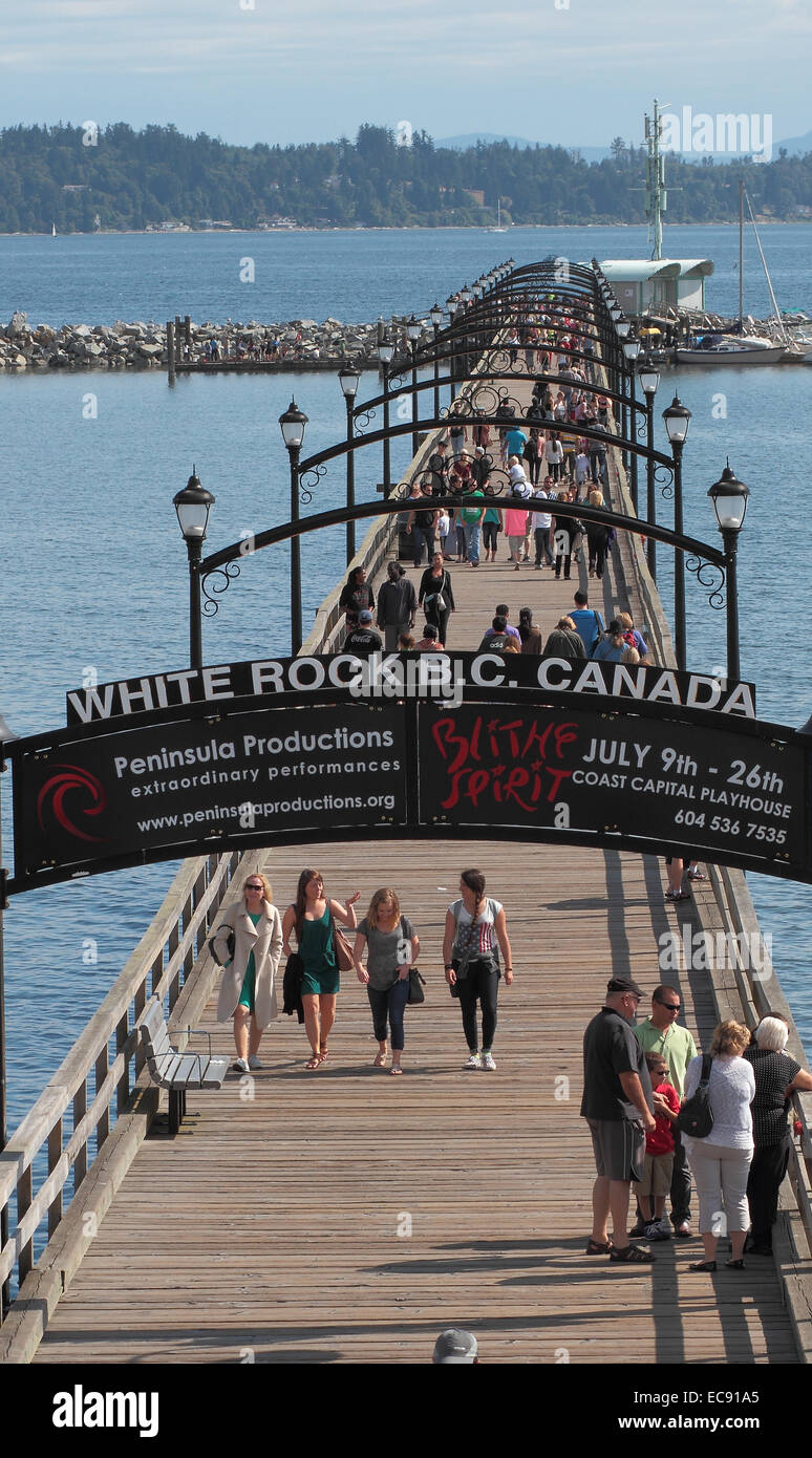 Une chaude journée ensoleillée dans la ville touristique de White Rock, en Colombie-Britannique. Banque D'Images