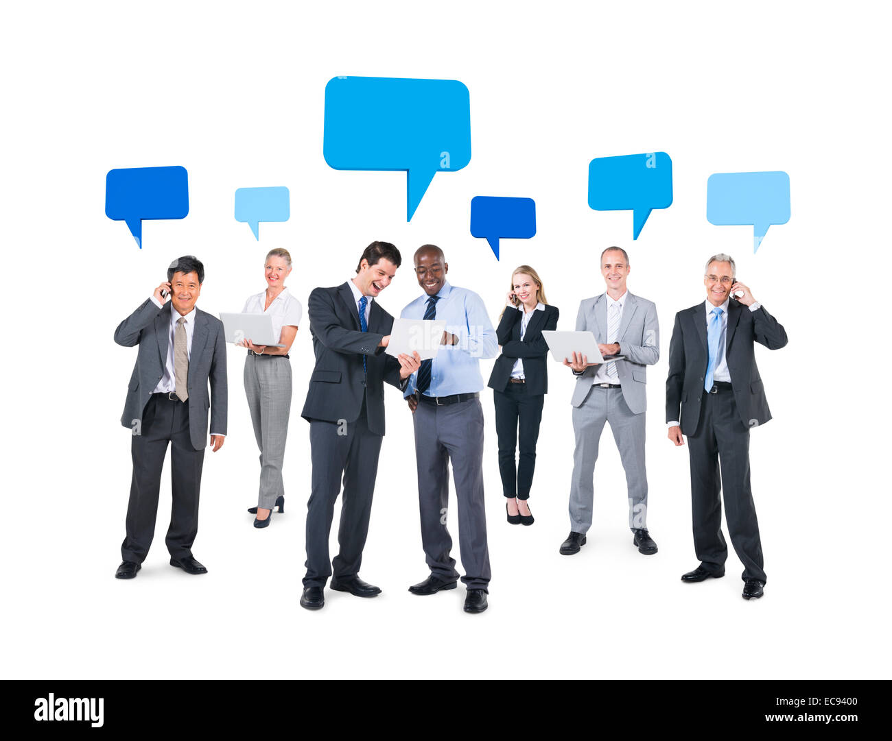 Groupe de gens d'affaires à l'aide de dispositifs technologiques avec des bulles de vide au-dessus d'eux Banque D'Images