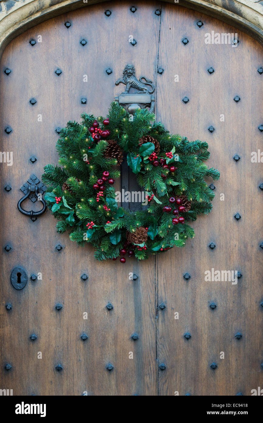 Couronne de Noël sur une porte en chêne clouté Banque D'Images