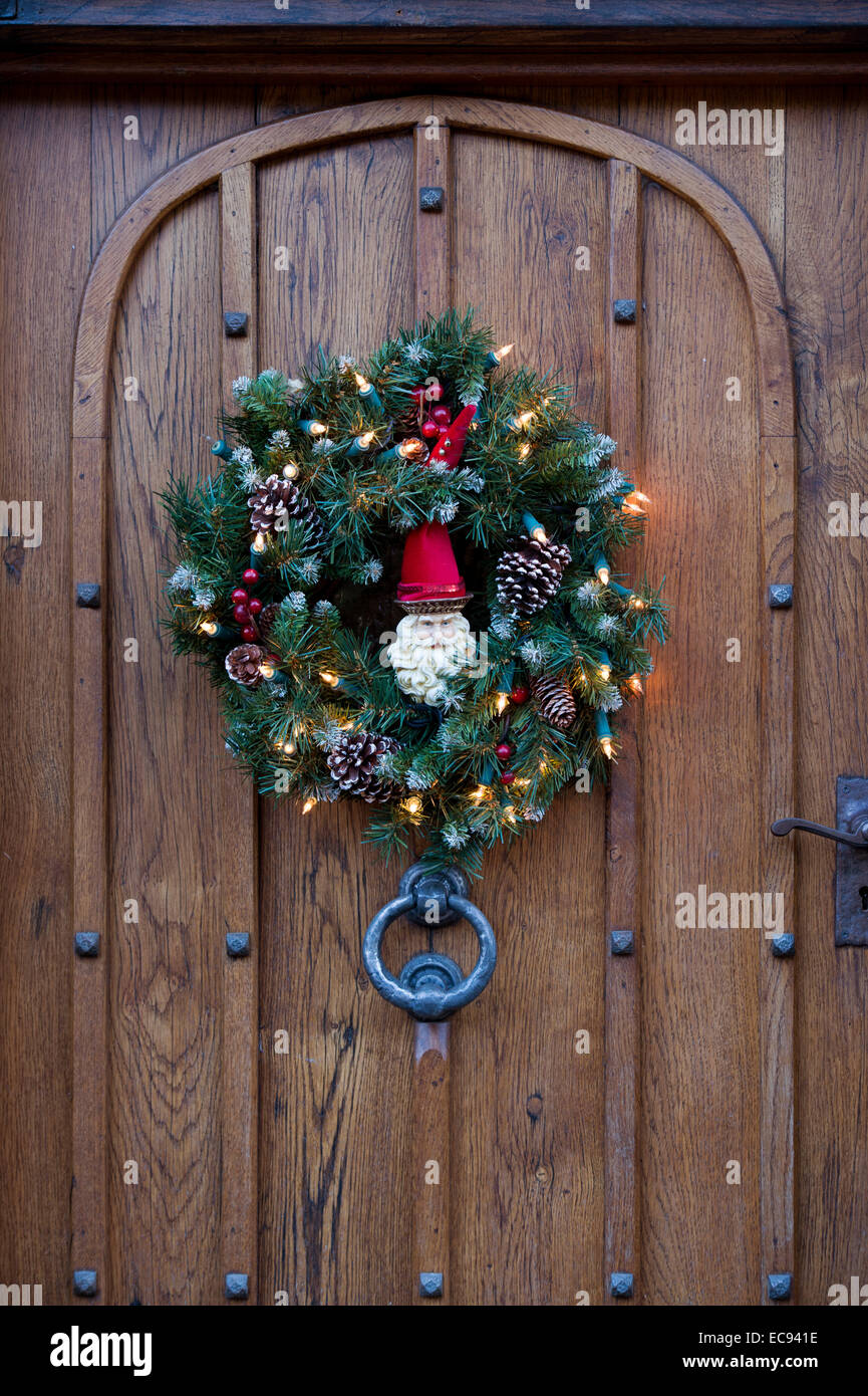 Couronne porte de Noël avec des lumières et un Père Noël Banque D'Images