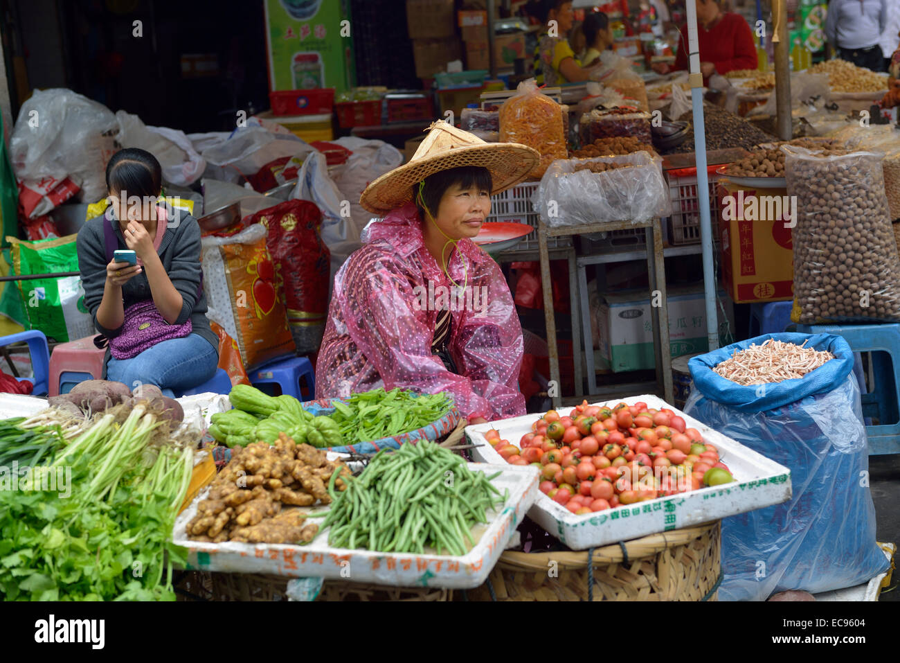 Deux femmes vendent des légumes dans un marché ouvert à Xiamen, Fujian, Chine. 12-Nov-2014 Banque D'Images