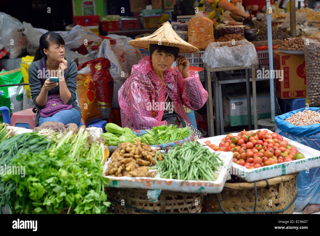 Deux femmes vendent des légumes dans un marché ouvert à Xiamen, Fujian, Chine. 12-Nov-2014 Banque D'Images