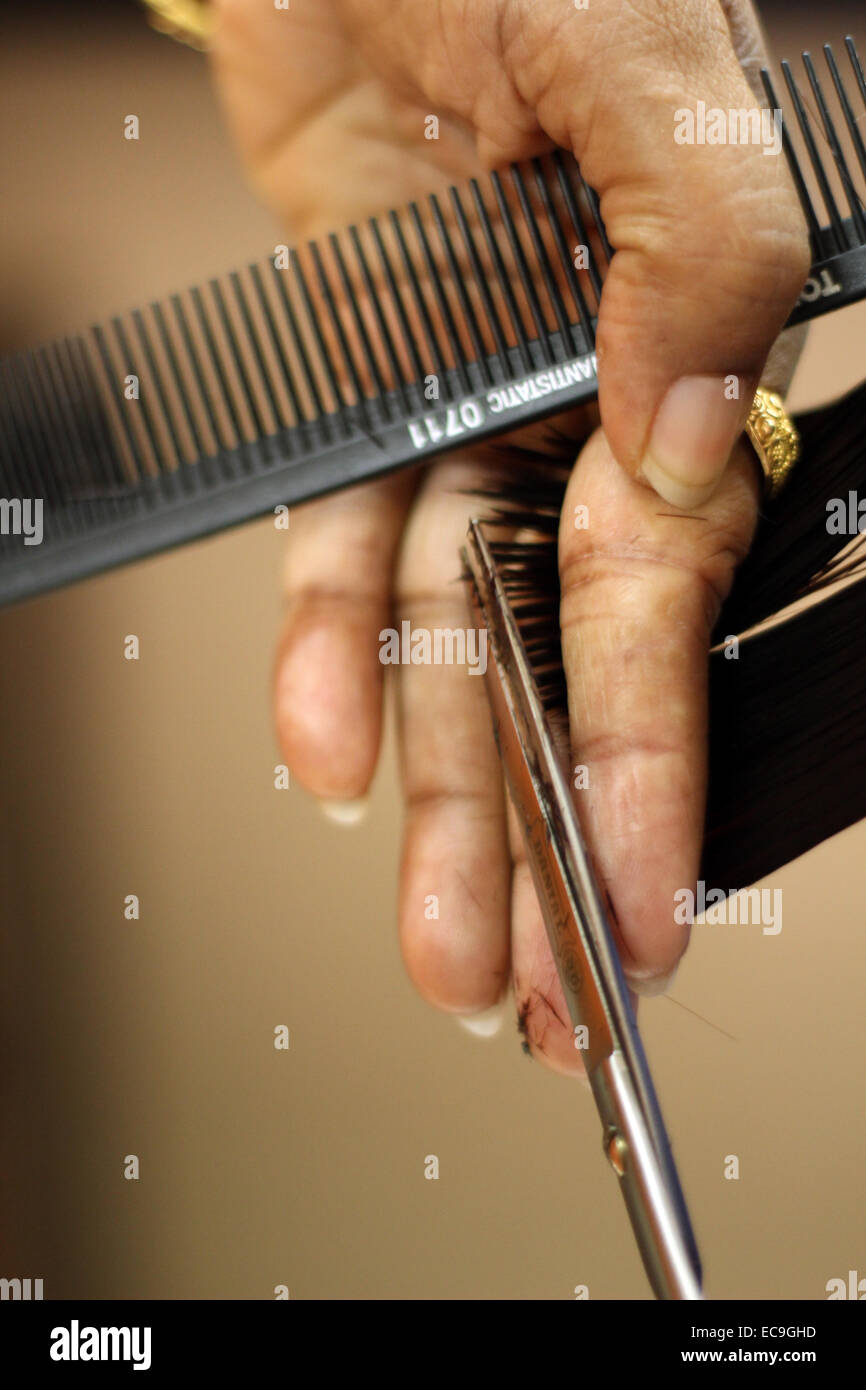Couper les cheveux, ciseaux et peigne Banque D'Images