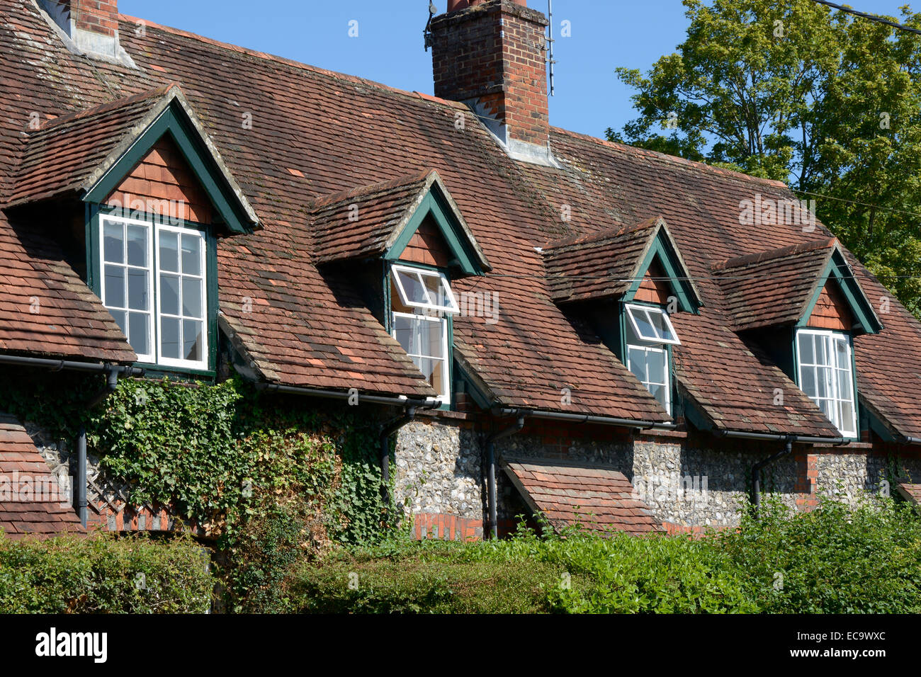 La brique et la tuile cottages dans village de Wherwell dans le Hampshire. L'Angleterre Banque D'Images