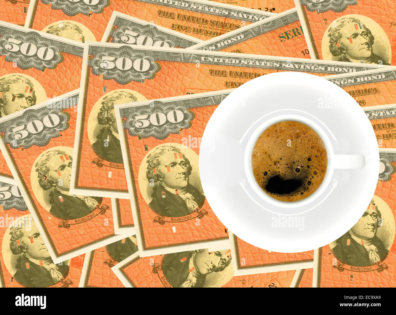 Tasse de café et soucoupe sur la pile de papier orange 500 $ et comprennent des obligations d'épargne des États-Unis Alexander Hamilton. Banque D'Images