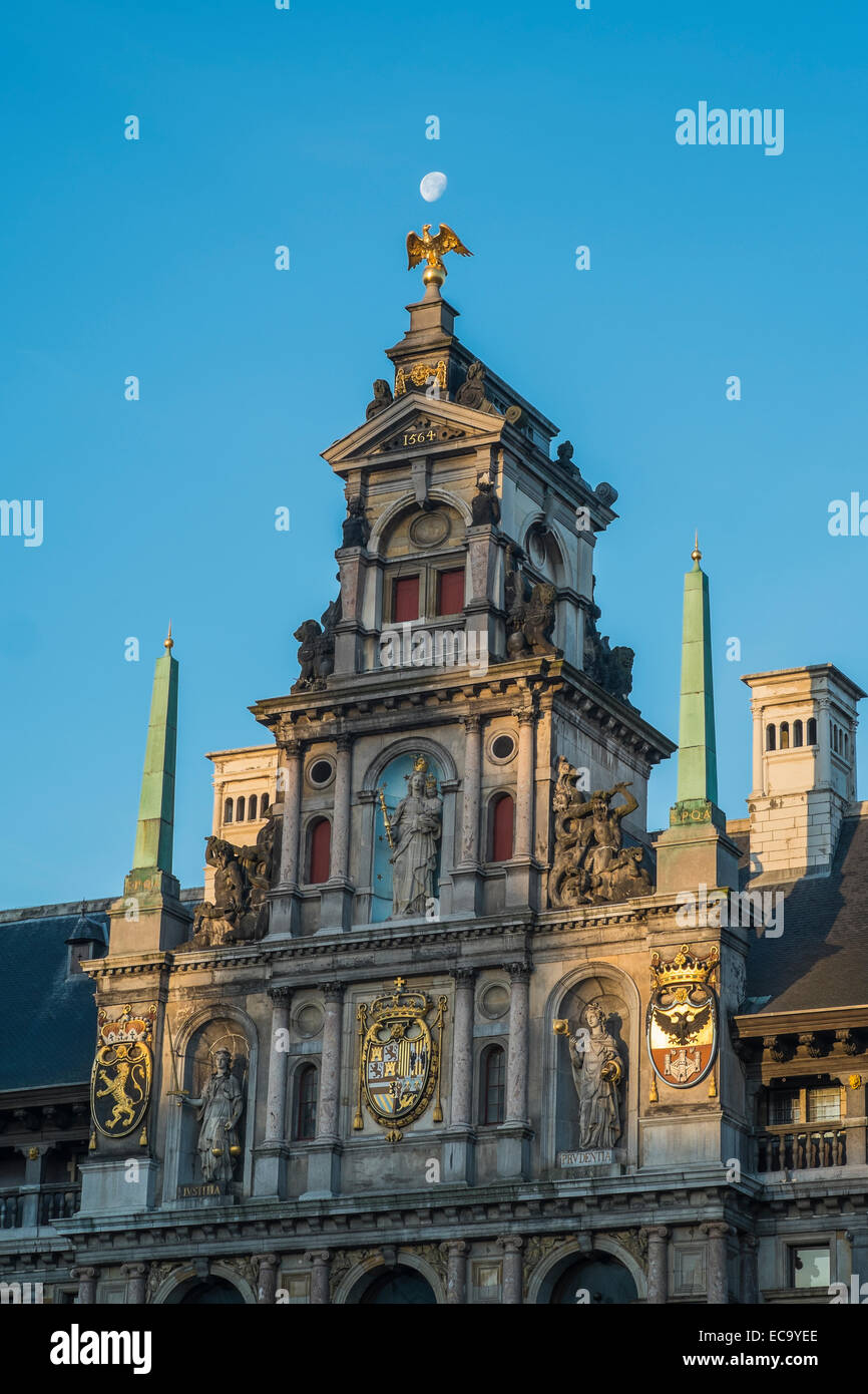 L'Hôtel de Ville d'Anvers, Belgique, se dresse sur le côté ouest d'Anvers Grand-place. Érigée entre 1561 et 1565 Banque D'Images