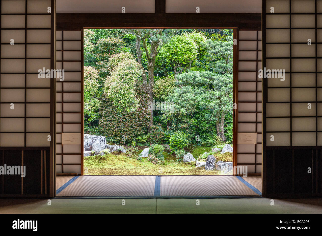 Funda-in, temple zen, Kyoto Tofuku-ji, Japon. Les portes coulissantes en papier traditionnel ou écrans shoji (ouvert) dans le jardin de l'Est Banque D'Images