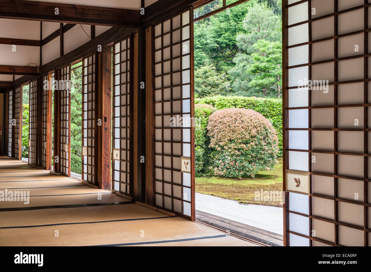 Funda-in, temple zen, Kyoto Tofuku-ji, Japon. Les portes coulissantes en papier traditionnel ou écrans (shoji) dans le temple salle de réception Banque D'Images