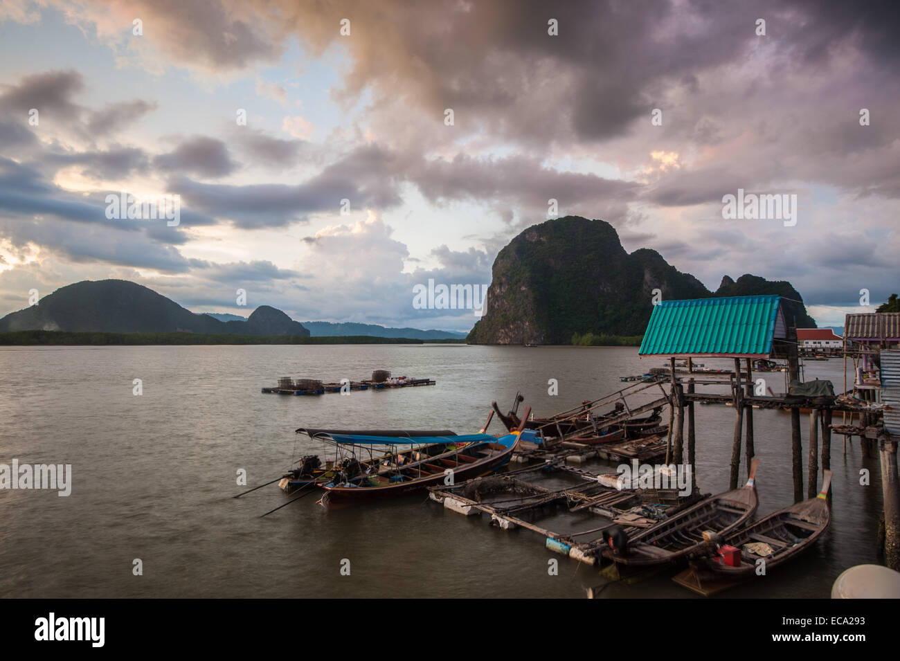 La location des bateaux à longue queue de Ko panyee village de pêcheurs musulmans Banque D'Images