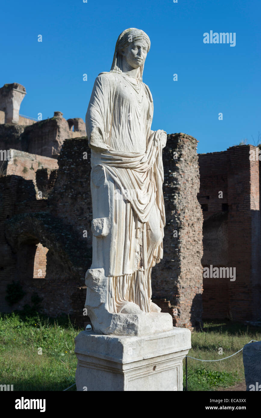 Statue en marbre d'une femme en habit traditionnel romain, le Forum Romain, Rione X Campitelli, Rome, Latium, Italie Banque D'Images