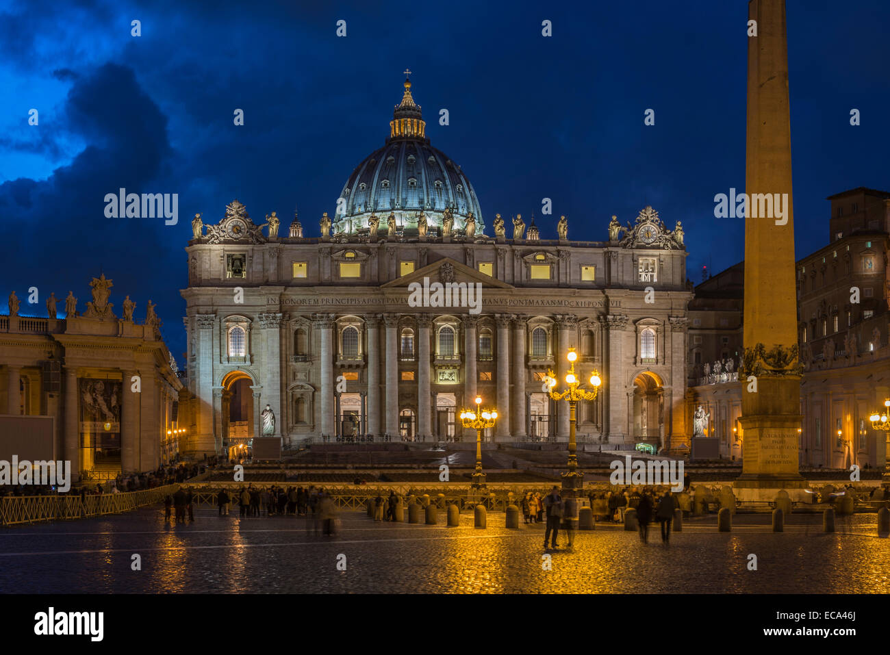 La Place Saint Pierre avec la Basilique St Pierre et obélisque de nuit, Rome, Italie Banque D'Images