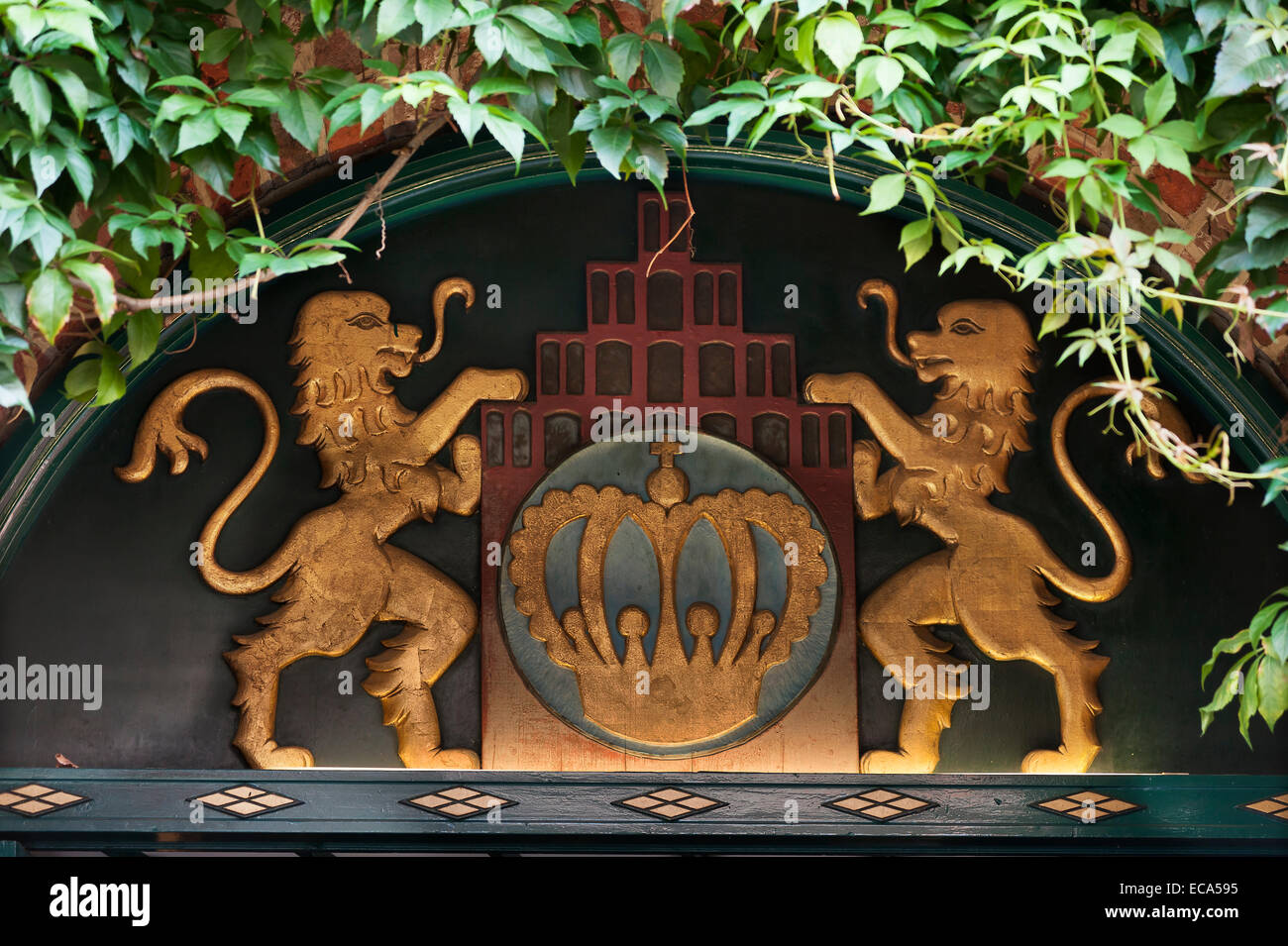 Deux lions avec une couronne au-dessus de l'entrée de l'Lüneburg Kronenbräu, Lunebourg, Basse-Saxe, Allemagne Banque D'Images