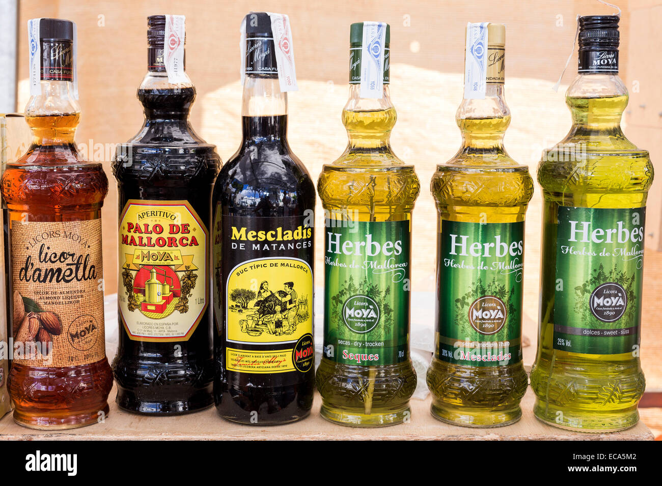 Liqueur à base de plantes, de liqueur d'amande, liqueurs, marché  hebdomadaire marché de Porto Colom, à Majorque, Îles Baléares, Espagne  Photo Stock - Alamy
