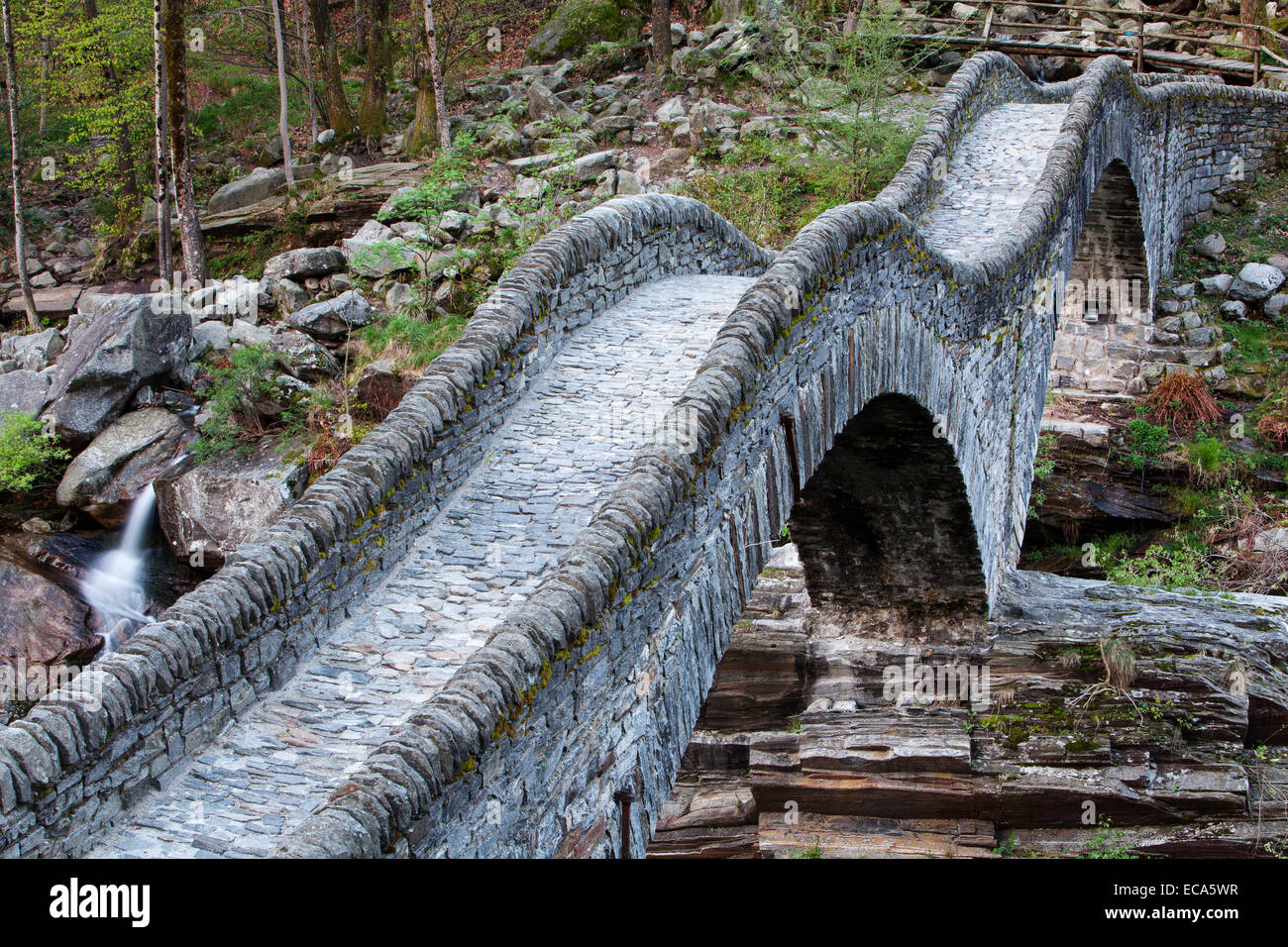 Stone arch bridge ponte dei salti, verzasca river, lavertezzo, vallée de verzasca, canton du Tessin, Suisse Banque D'Images