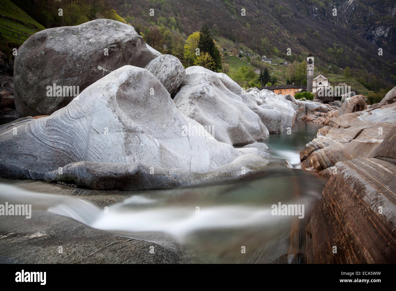 Église paroissiale de lavertezzo et verzasca river, lavertezzo, vallée de verzasca, canton du Tessin, Suisse Banque D'Images