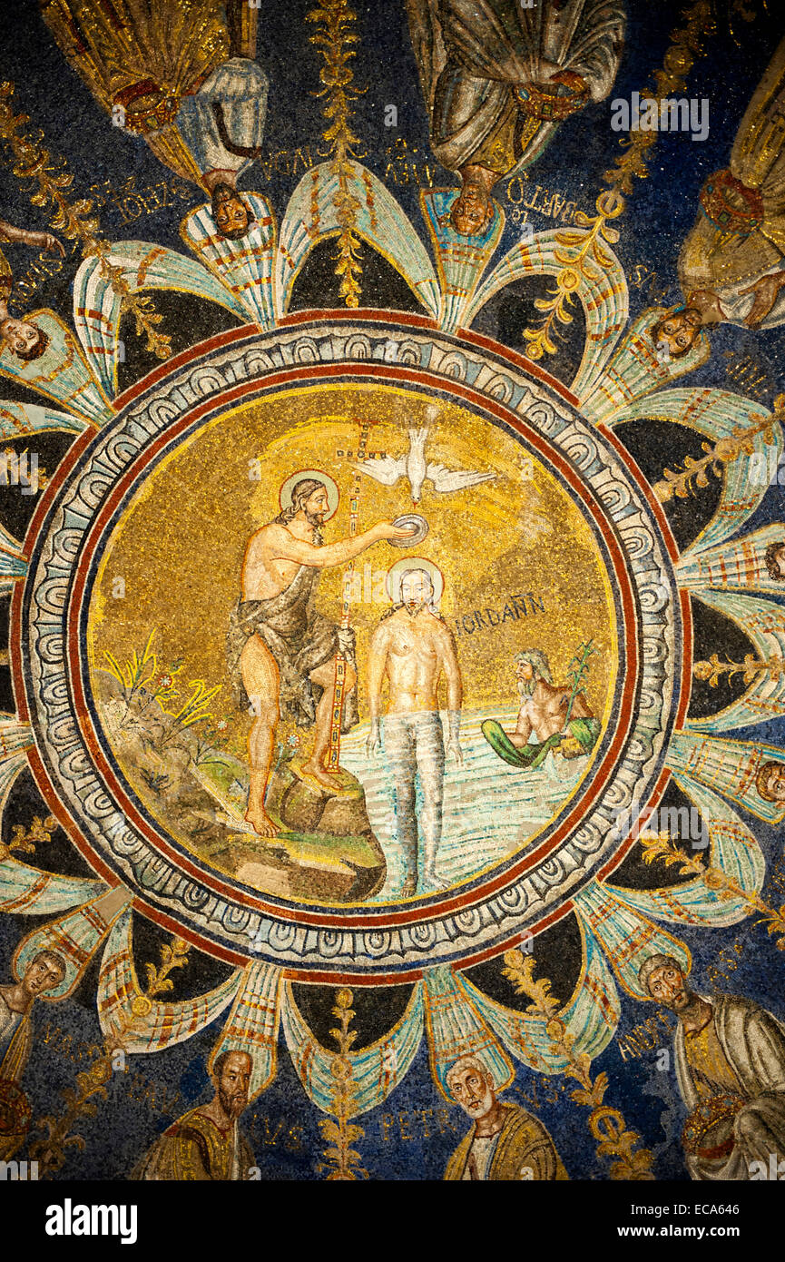 Mosaïque de plafond dans le baptistère de la cathédrale de Ravenne, Ravenne, Émilie-Romagne, Italie Banque D'Images