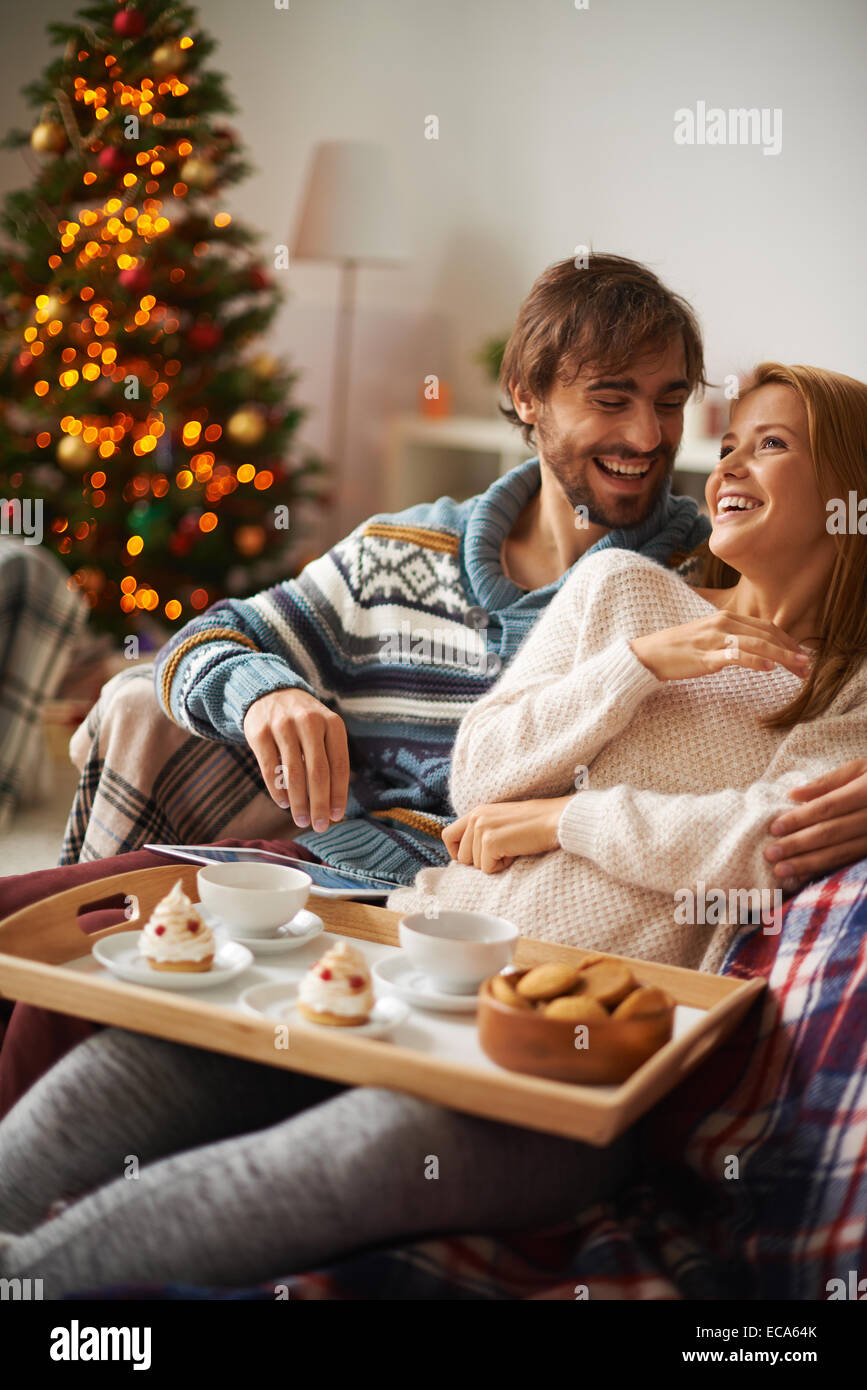 Joyeux jeune homme et femme en riant tout en prenant le thé Banque D'Images
