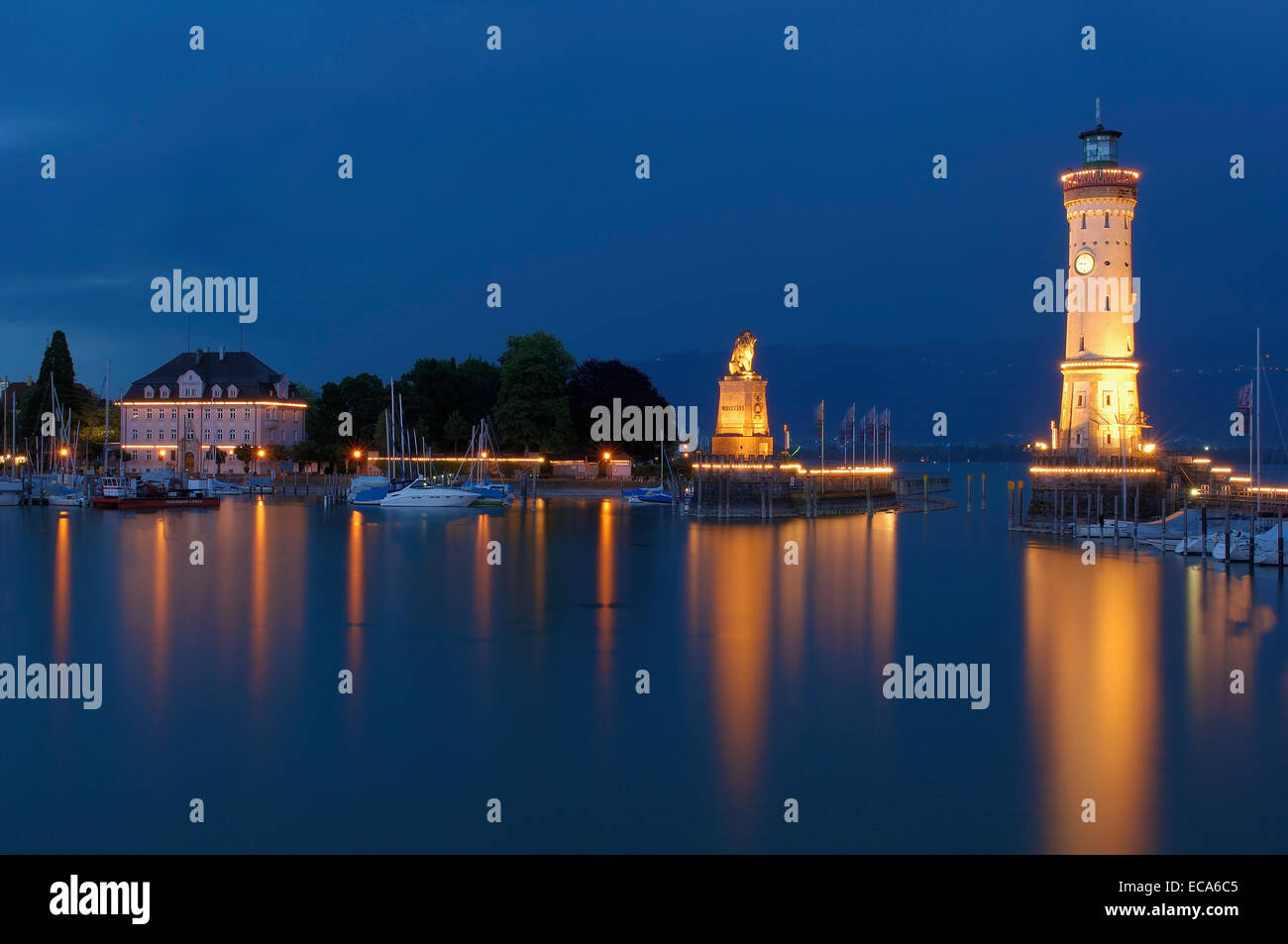 Phare et Lion bavarois à l'entrée du port, Lindau, Bodensee, le lac de Constance, La Bavière Banque D'Images