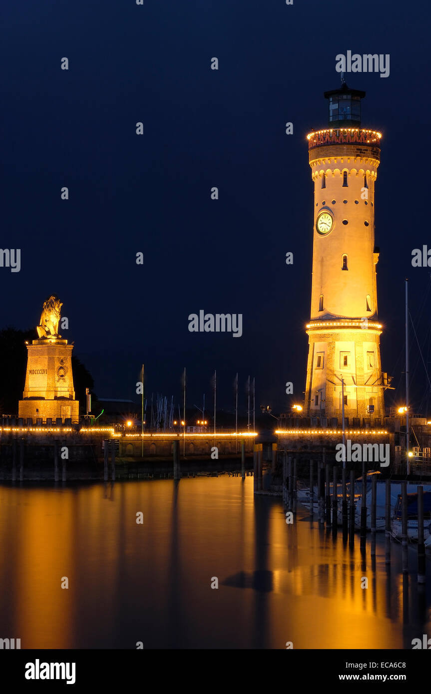 Phare et Lion bavarois à l'entrée du port, Lindau, Bodensee, le lac de Constance, La Bavière Banque D'Images