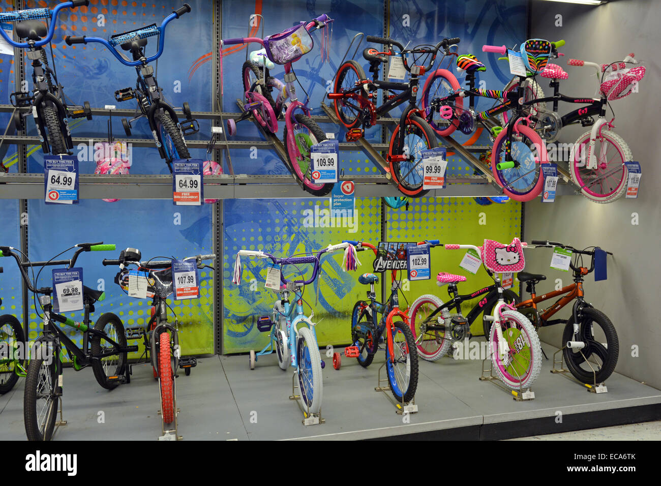 Un affichage de nouvelles bicyclettes la jeune fille les jouets