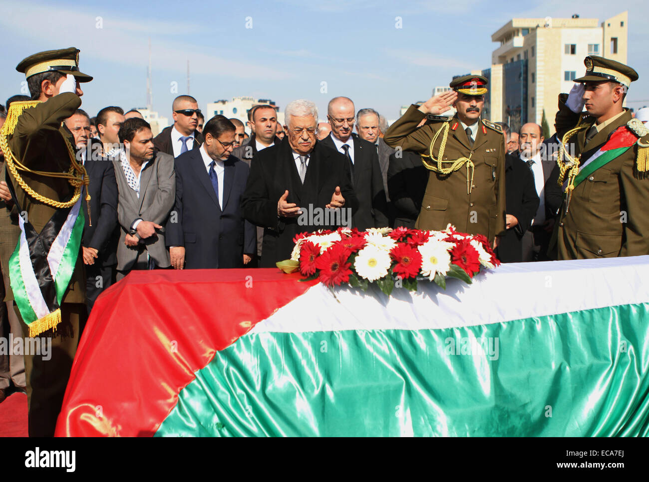 Ramallah, Cisjordanie, territoire palestinien. Dec 11, 2014. Le président palestinien Mahmoud Abbas prie à côté du cercueil de ministre palestinien Ziad Abu Ein lors de ses funérailles dans la ville de Ramallah, en Cisjordanie, le 11 décembre 2014. Des milliers de Palestiniens se sont réunis pour pleurer Abu Ein qui est mort dans un affrontement avec les troupes israéliennes le jour avant, que l'armée israélienne a envoyé des renforts à la Cisjordanie et à l'agitation pour y Crédit : Shadi Hatem/APA/Images/fil ZUMA Alamy Live News Banque D'Images