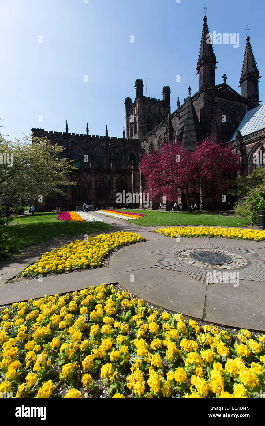 Ville de Chester, en Angleterre. Printemps pittoresque vue du Cheshire Regiment Jardin du souvenir à la cathédrale de Chester. Banque D'Images
