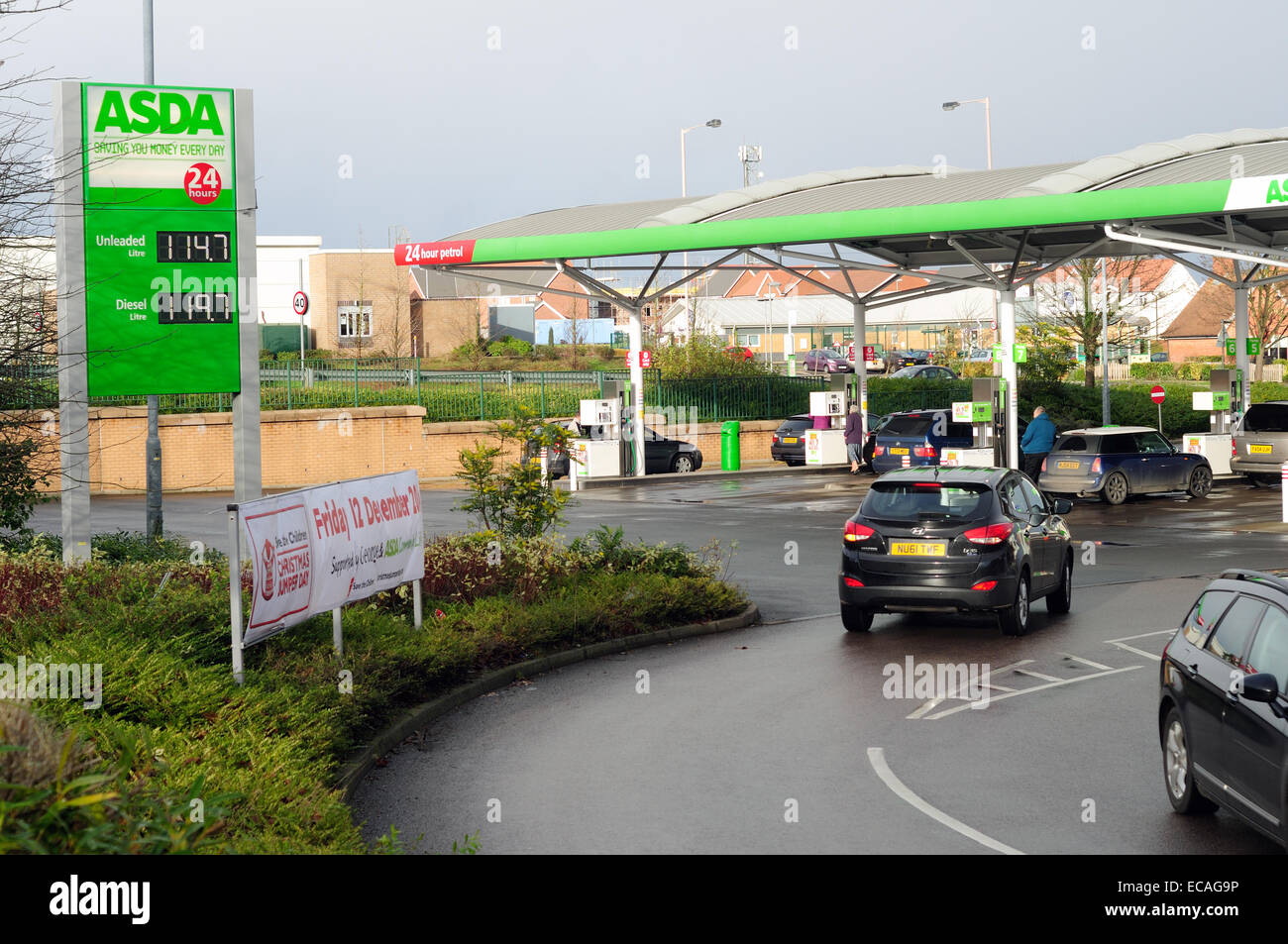 Mansfield, Nottinghamshire, Angleterre. 11 décembre 2014. Le prix moyen de l'essence au Royaume-Uni a chuté en dessous de 1,20 € le litre, soit son plus bas niveau depuis décembre 2010, selon les chiffres du gouvernement. Les prix des avant-cours de carburant supermarché Mansfield ,les moins chers ,puis d'Asda et Tesco Sainsburys .Morrisons £ Sans plomb Diesel £ 119,7 114,7 . Credit : IFIMAGE/Alamy Live News Banque D'Images