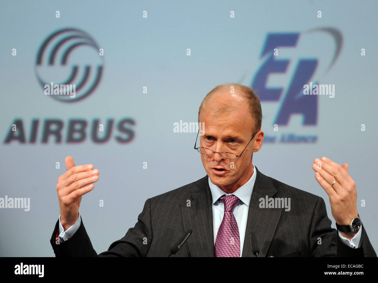 Hamburg-Finkenwerder, Allemagne. 30Th Oct, 2009. Les gestes d'Airbus, Tom Enders lors d'une conférence de presse à Hamburg-Finkenwerder, Allemagne, 30 octobre 2009. Le transporteur français Air France, la première compagnie européenne à mettre en service un A380 et j'ai pris l'A380 à l'usine Airbus. Un total de 600 personnes, 200 d'entre eux à partir de la France, est venu à la cérémonie sur le site. Photo : MARCUS BRANDT/dpa/Alamy Live News Banque D'Images