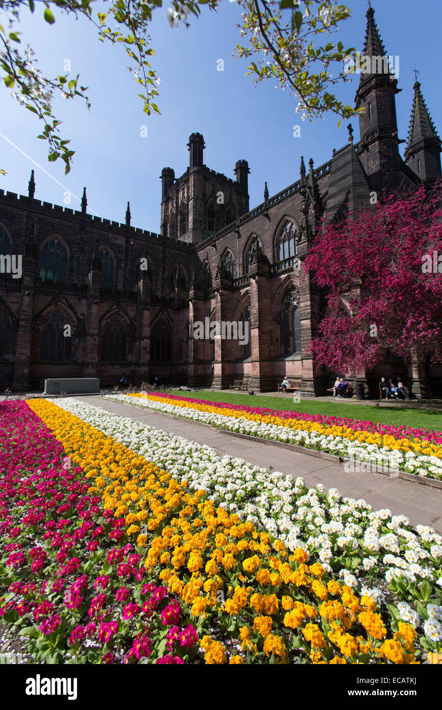 Ville de Chester, en Angleterre. Printemps pittoresque vue du Cheshire Regiment Jardin du souvenir à la cathédrale de Chester. Banque D'Images