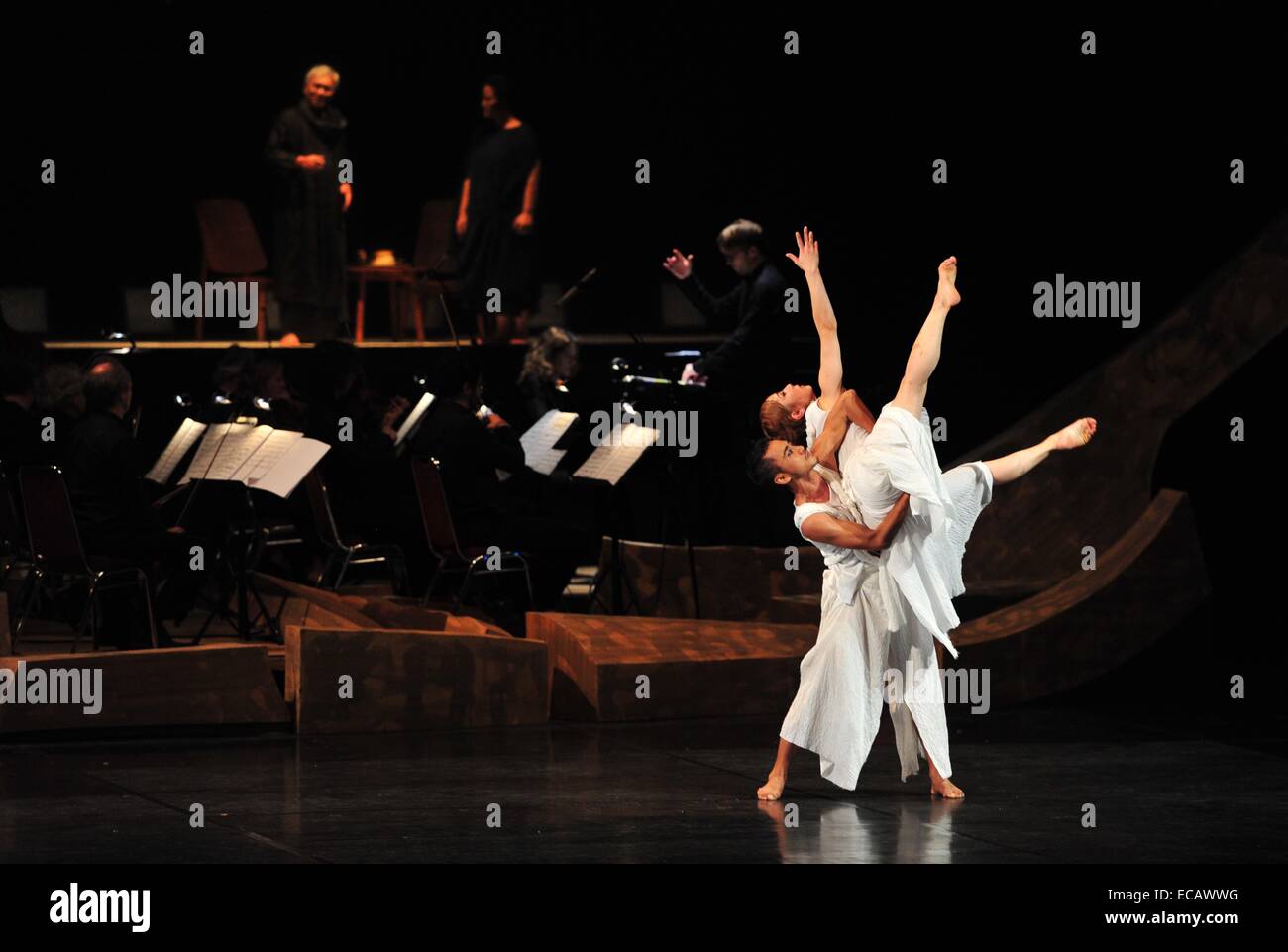 Jakarta, Indonésie. Dec 11, 2014. Les artistes jouent la danse opéra 'Gandari' à Taman Ismail Marzuki Arts Centre à Jakarta, Indonésie, le 11 décembre 2014. Des artistes de l'Indonésie, le Japon et l'Europe se sont associées dans un effort de présenter 'Gandari', l'un des premiers opéras de l'Indonésie danse accompagnée par un orchestre. © Zulkarnain/Xinhua/Alamy Live News Banque D'Images