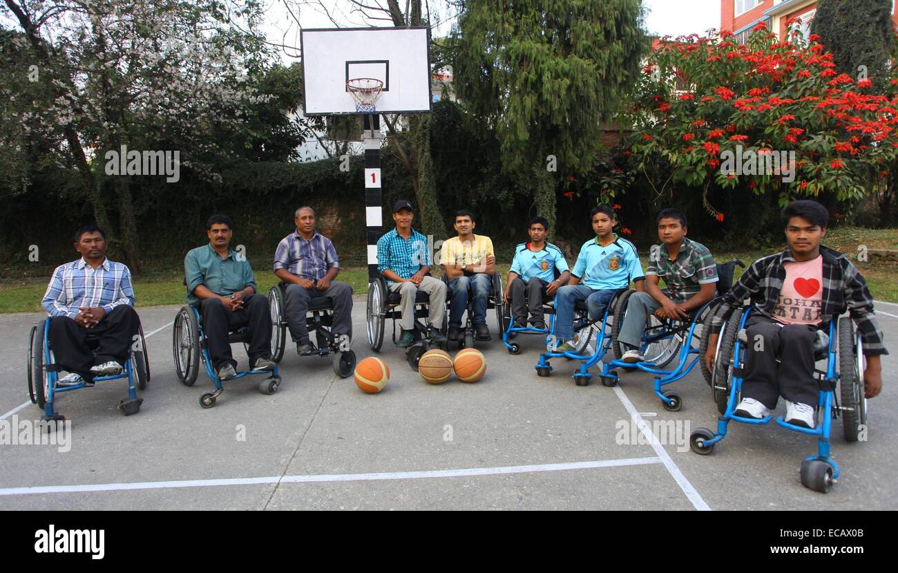 Kathmandu, Népal. Dec 11, 2014. Les membres d'une équipe de baskeball en fauteuil roulant posent pour une photo de groupe dans une session pratique à Kathmandu, Népal, le 11 décembre 2014. Basket-ball en fauteuil roulant est de plus en plus populaire parmi les personnes ayant une déficience physique au Népal. © Sunil Sharma/Xinhua/Alamy Live News Banque D'Images