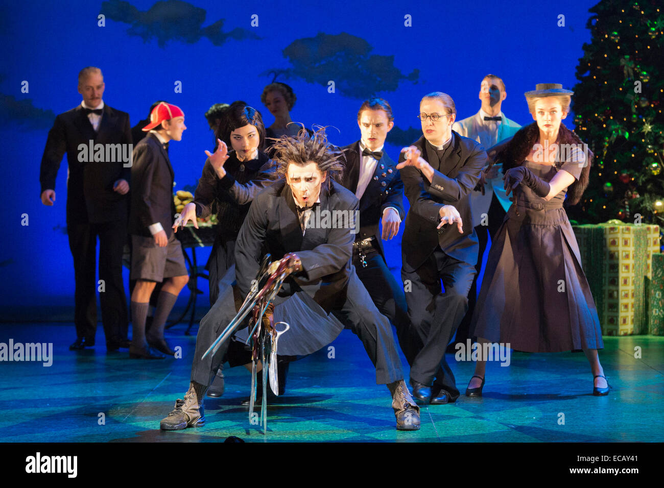 Sur la photo : Liam Mower comme Edward aux mains d'argent. Une séance de photos pour le Matthew Bourne's l'adaptation pour la scène du film de Tim Burton "Edward aux mains d' au Sadler's Wells. Edward aux mains d'se déroule du 2 décembre 2014 au 11 janvier 2015 au Sadler's Wells Theatre, Londres. Edward Scissorhands) est produit par Matthew Bourne's company nouvelles aventures. Edward aux mains d'argent est joué par Liam Mower et Dominic Nord, Kim Boggs est joué par Katy Lowenhoff et Ashley Shaw (sur d'autres nuits). Banque D'Images