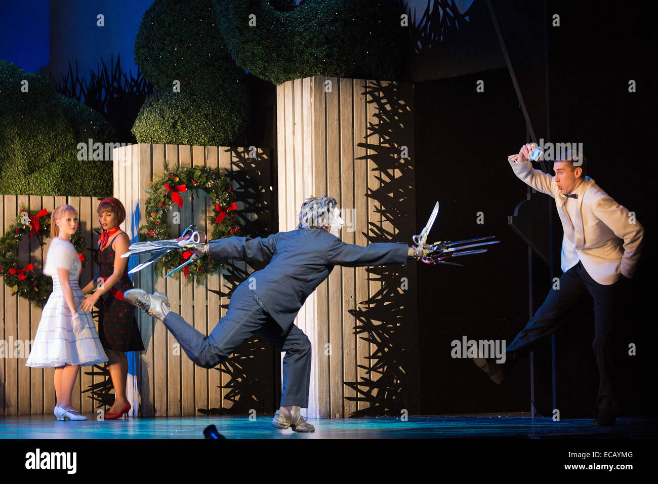 Sur la photo : Dominic nord comme Edward aux mains d'argent. Une séance de photos pour le Matthew Bourne's l'adaptation pour la scène du film de Tim Burton "Edward aux mains d' au Sadler's Wells. Edward aux mains d'se déroule du 2 décembre 2014 au 11 janvier 2015 au Sadler's Wells Theatre, Londres. Edward Scissorhands) est produit par Matthew Bourne's company nouvelles aventures. Edward aux mains d'argent est joué par Liam Mower et Dominic Nord, Kim Boggs est joué par Katy Lowenhoff et Ashley Shaw (sur d'autres nuits). Banque D'Images