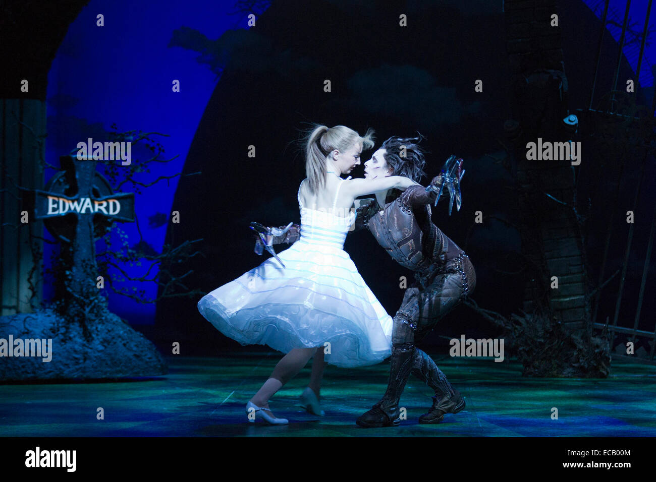 Sur la photo : Liam Mower comme Edward Scissorhands) et Katy Lowenhoff comme Kim Boggs. Une séance de photos pour le Matthew Bourne's l'adaptation pour la scène du film de Tim Burton "Edward aux mains d' au Sadler's Wells. Edward aux mains d'se déroule du 2 décembre 2014 au 11 janvier 2015 au Sadler's Wells Theatre, Londres. Edward Scissorhands) est produit par Matthew Bourne's company nouvelles aventures. Edward aux mains d'argent est joué par Liam Mower et Dominic Nord, Kim Boggs est joué par Katy Lowenhoff et Ashley Shaw (sur d'autres nuits). Banque D'Images