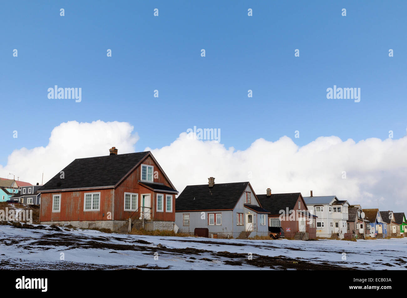 Maisons dans le village de la mer de roulement à distance l'île Saint-Paul, l'Alaska. Environ 500 personnes vivent dans le plus grand village de l'Alaska Native Aléoutes sur l'île 775 milles à l'ouest d'Anchorage dans la mer de Béring. Banque D'Images