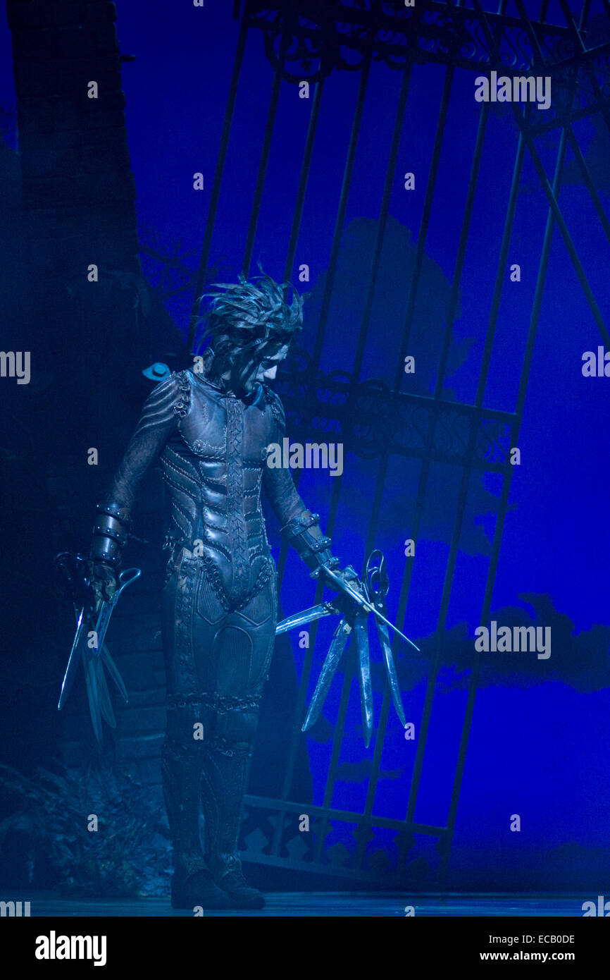 Dominic nord comme Edward aux mains d'argent. Une séance de photos pour le Matthew Bourne's l'adaptation pour la scène du film de Tim Burton "Edward aux mains d' au Sadler's Wells. Edward aux mains d'se déroule du 2 décembre 2014 au 11 janvier 2015 au Sadler's Wells Theatre, Londres. Edward Scissorhands) est produit par Matthew Bourne's company nouvelles aventures. Edward aux mains d'argent est joué par Liam Mower et Dominic Nord, Kim Boggs est joué par Katy Lowenhoff et Ashley Shaw (sur d'autres nuits). Banque D'Images
