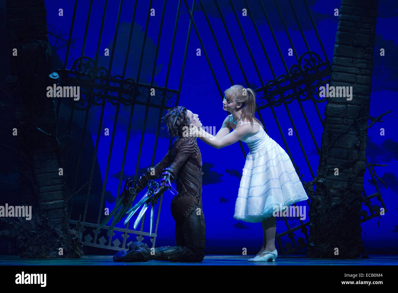Dominic Nord et Edward aux mains d'Ashley Shaw comme Kim Boggs. Une séance de photos pour le Matthew Bourne's l'adaptation pour la scène du film de Tim Burton "Edward aux mains d' au Sadler's Wells. Edward aux mains d'se déroule du 2 décembre 2014 au 11 janvier 2015 au Sadler's Wells Theatre, Londres. Edward Scissorhands) est produit par Matthew Bourne's company nouvelles aventures. Edward aux mains d'argent est joué par Liam Mower et Dominic Nord, Kim Boggs est joué par Katy Lowenhoff et Ashley Shaw (sur d'autres nuits). Banque D'Images