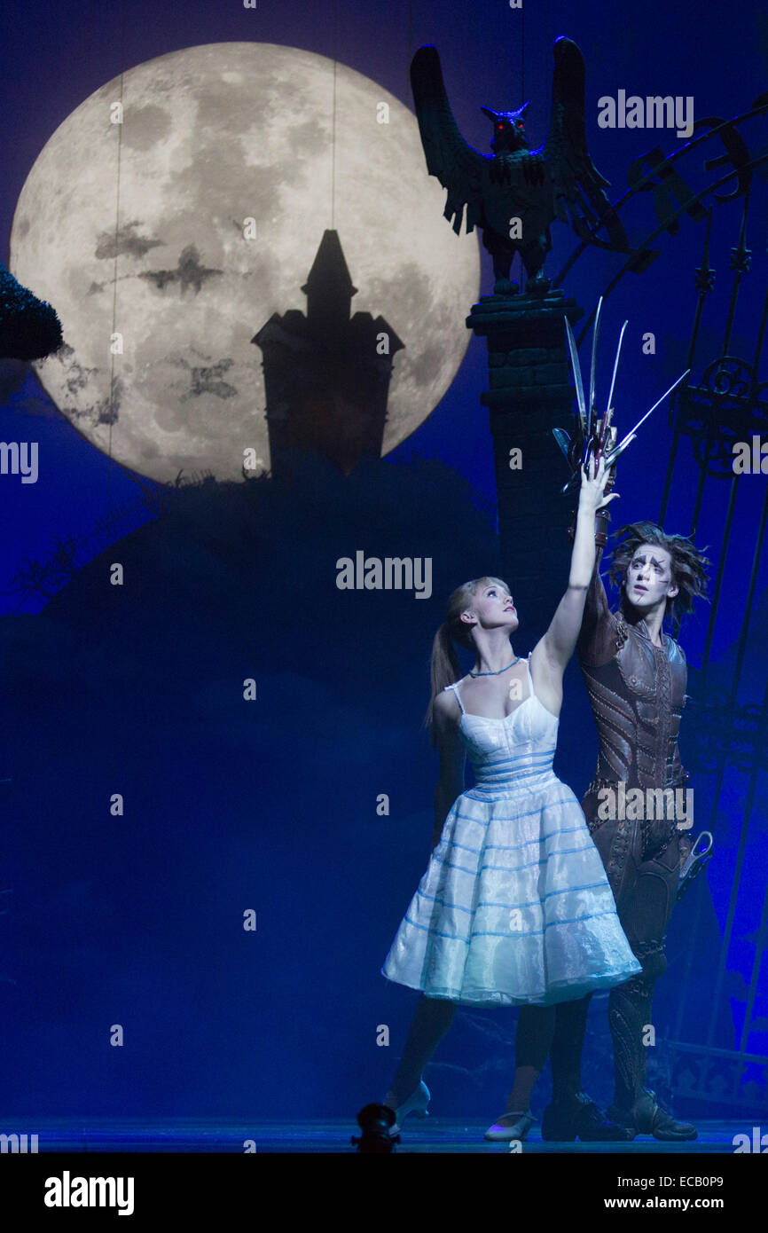 Dominic Nord et Edward aux mains d'Ashley Shaw comme Kim Boggs. Une séance de photos pour le Matthew Bourne's l'adaptation pour la scène du film de Tim Burton "Edward aux mains d' au Sadler's Wells. Edward aux mains d'se déroule du 2 décembre 2014 au 11 janvier 2015 au Sadler's Wells Theatre, Londres. Edward Scissorhands) est produit par Matthew Bourne's company nouvelles aventures. Edward aux mains d'argent est joué par Liam Mower et Dominic Nord, Kim Boggs est joué par Katy Lowenhoff et Ashley Shaw (sur d'autres nuits). Banque D'Images