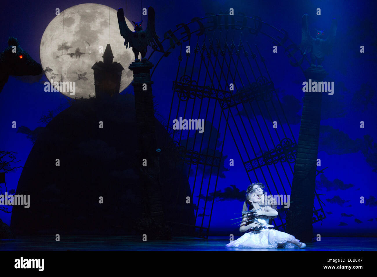 Dominic Nord et Edward aux mains d'Ashley Shaw comme Kim Boggs. Une séance de photos pour le Matthew Bourne's l'adaptation pour la scène du film de Tim Burton "Edward aux mains d' au Sadler's Wells. Edward aux mains d'se déroule du 2 décembre 2014 au 11 janvier 2015 au Sadler's Wells Theatre, Londres. Edward Scissorhands) est produit par Matthew Bourne's company nouvelles aventures. Edward aux mains d'argent est joué par Liam Mower et Dominic Nord, Kim Boggs est joué par Katy Lowenhoff et Ashley Shaw (sur d'autres nuits). Banque D'Images