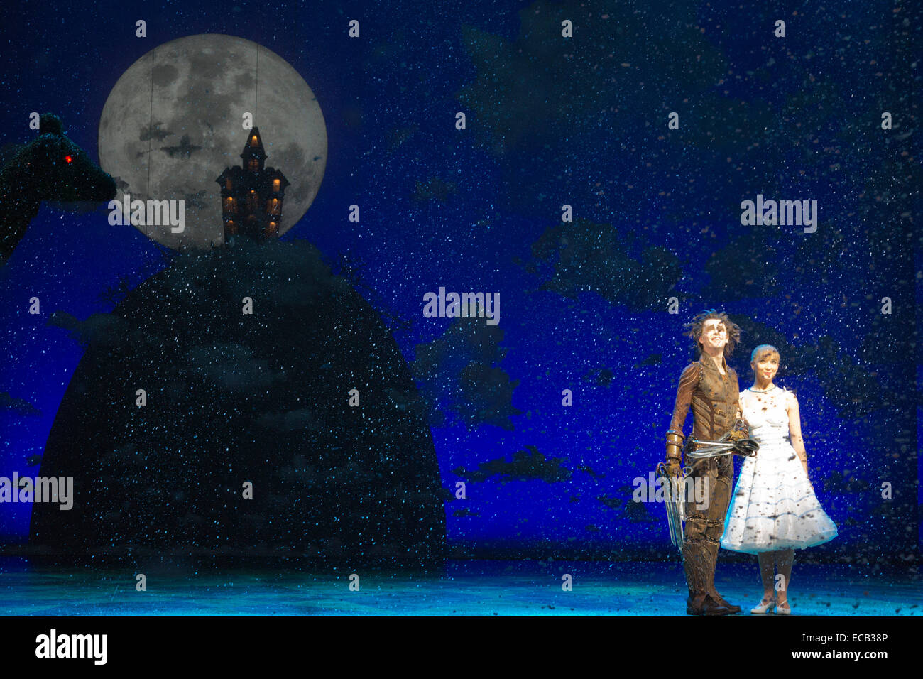 Liam Mower comme Edward Scissorhands) et Katy Lowenhoff comme Kim Boggs. Une séance de photos pour le Matthew Bourne's l'adaptation pour la scène du film de Tim Burton "Edward aux mains d' au Sadler's Wells. Edward aux mains d'se déroule du 2 décembre 2014 au 11 janvier 2015 au Sadler's Wells Theatre, Londres. Edward Scissorhands) est produit par Matthew Bourne's company nouvelles aventures. Edward aux mains d'argent est joué par Liam Mower et Dominic Nord, Kim Boggs est joué par Katy Lowenhoff et Ashley Shaw (sur d'autres nuits). Banque D'Images